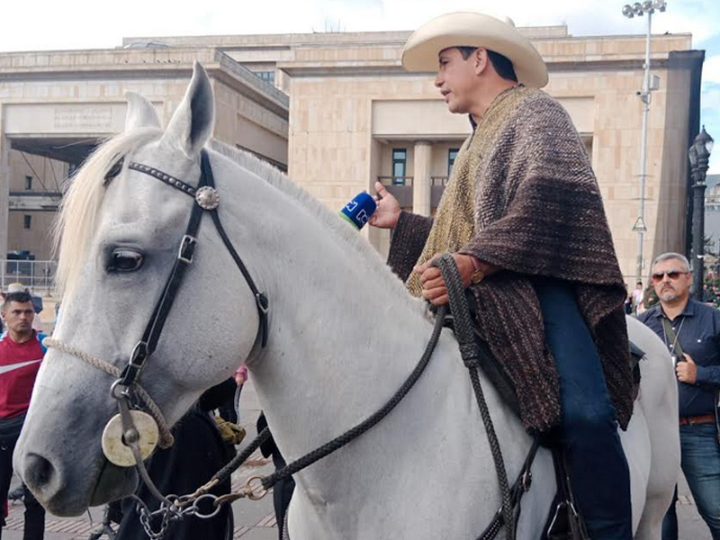 El senador Alirio Barrera, del Centro Democrático, llegó con su caballo al Congreso