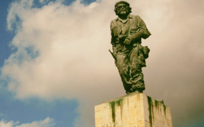 Che sigue gigante en la plaza Ernesto Guevara de Cuba