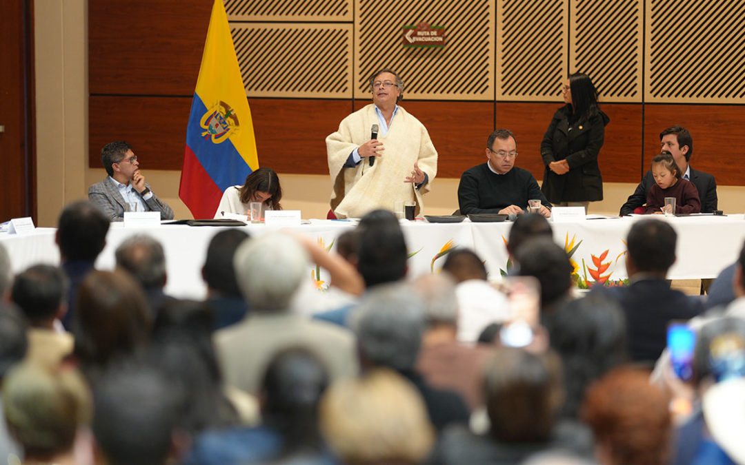 Presidente Petro dijo que asumirá control de regulación de los servicios públicos