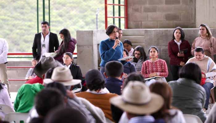 Honramos el compromiso de trabajar con los campesinos que son quienes protegen el páramo: Minambiente