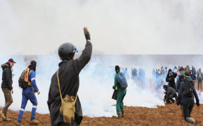Batalla campal entre policías y miles de ecologistas en Francia