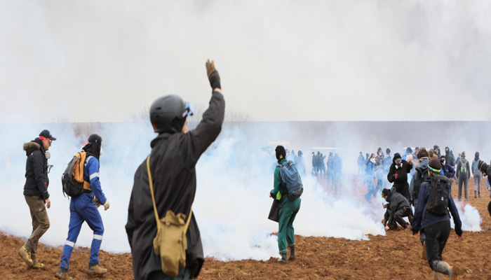 Batalla campal entre policías y miles de ecologistas en Francia