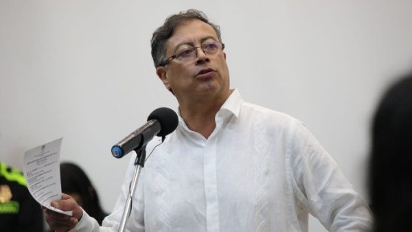 Presidente Petro pidió acelerar la evacuación de 2.500 familias en riesgo por el Nevado del Ruiz