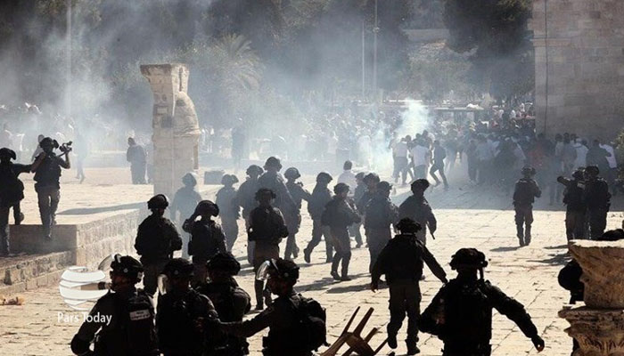 Militares israelíes atacan a palestinos en Mezquita Al-Aqsa (Video)
