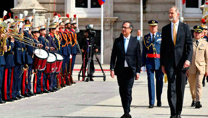 Los Reyes de España reciben con honores al Presidente de Colombia, Gustavo Petro