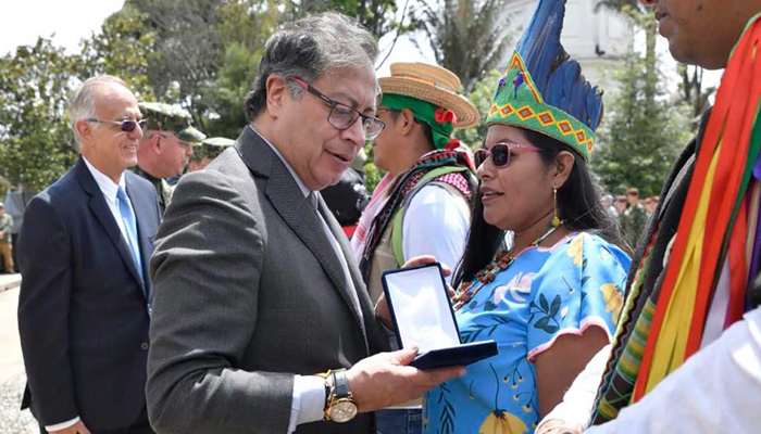 Presidente Petro condecoró a indígenas y militares que rescataron a niños sobrevivientes de la selva