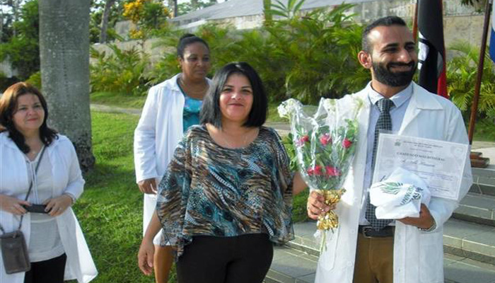 Se gradúan como médicos estudiantes extranjeros en Cuba