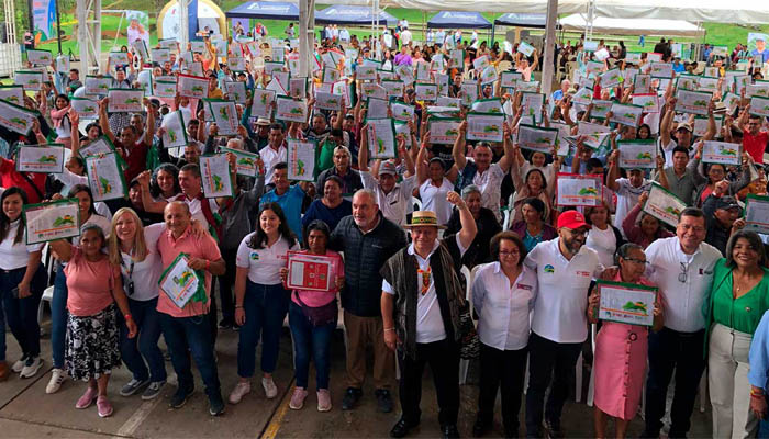 Gobierno entrega 368 títulos de tierras a familias campesinas del Cauca