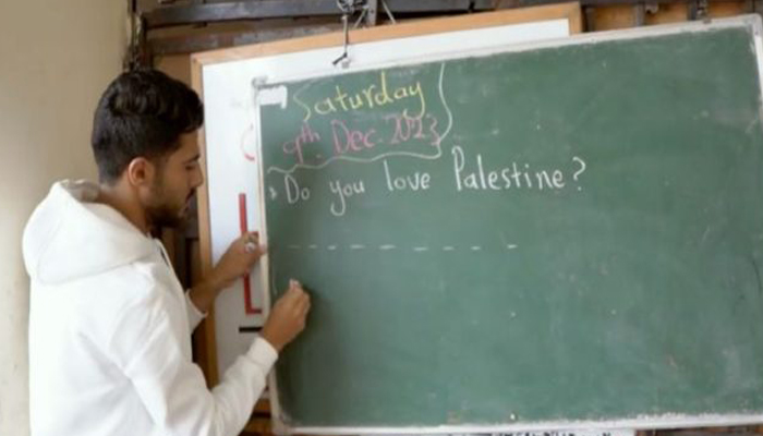 El profesor que sigue dando clases en Gaza en medio de los bombardeos de “Israel”