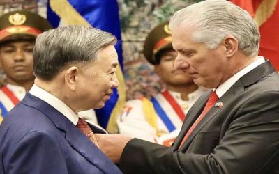 Entrega presidente cubano Orden José Martí a su homólogo de Vietnam