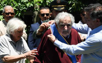 Presidente Petro condecoró al expresidente de Uruguay ‘Pepe’ Mujica con la Cruz de Boyacá