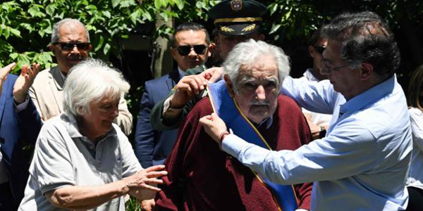 Presidente Petro condecoró al expresidente de Uruguay ‘Pepe’ Mujica con la Cruz de Boyacá