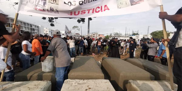 Queremos justicia, reclaman en entierro de menores en Ecuador