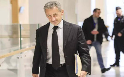 Expresidente francés Nicolás Sarkozy con brazalete electrónico