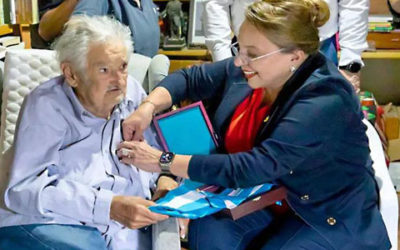 Presidenta de Honduras condecora a exmandatario José Mujica