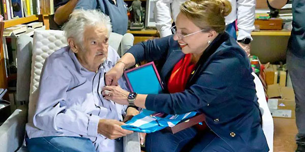Presidenta de Honduras condecora a exmandatario José Mujica