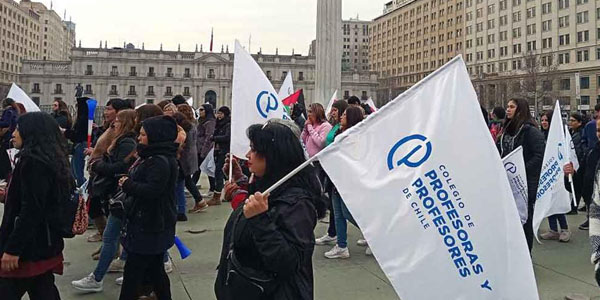 Docentes chilenos irán al paro por mejoras laborales