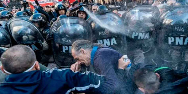 Policía reprime marcha de jubilados en Argentina; hubo 80 heridos