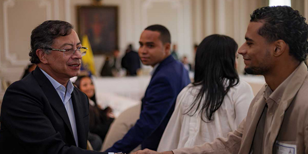 Presidente propone que los mismos jóvenes defiendan la institucionalidad de la juventud