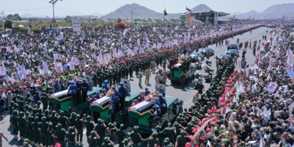 Miles de yemeníes despiden a altos mandos militares fallecidos tras ataque israelí