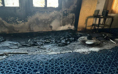Colonos israelíes incendian mezquita, aumenta tensión en Cisjordania