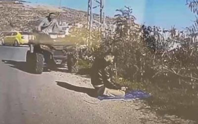 Colono israelí atropelló a joven palestino en pleno rezo en la calle