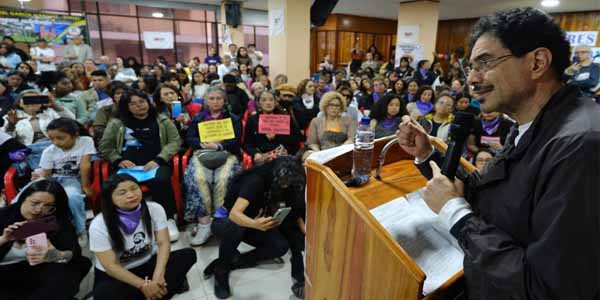 El candidato Iván Cepeda advierte sobre presiones para evitar su participación en la consulta