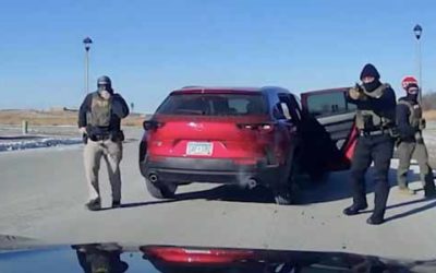 Vídeo: ICE persigue y acorrala a mujer que grababa sus acciones