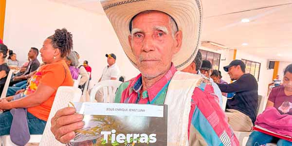 Gobierno avanza en la entrega de títulos de 44.000 hectáreas de tierra en 13 departamentos
