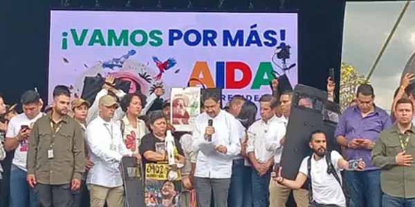 Madres buscadoras de la Comuna 13 entregan simbólica silueta a Iván Cepeda en Medellín