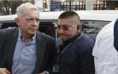 Fiscalía de cita a Álvaro Uribe por masacres paramilitares