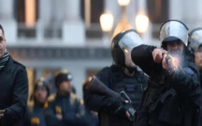 Policía argentina reprime con balas y gases protesta contra ley de Milei