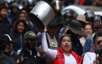 Maestros bolivianos marcharon con cacerolas contra el Gobierno de Rodrigo Paz
