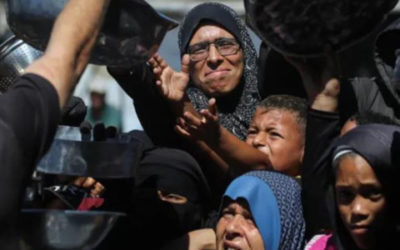 Madres gazatíes hacen fila para conseguir comida en plena crisis alimentaria